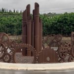 Estructura de diseño realizada íntegramente de acero corten representando el cultivo e industria de la caña de azúcar en Motril